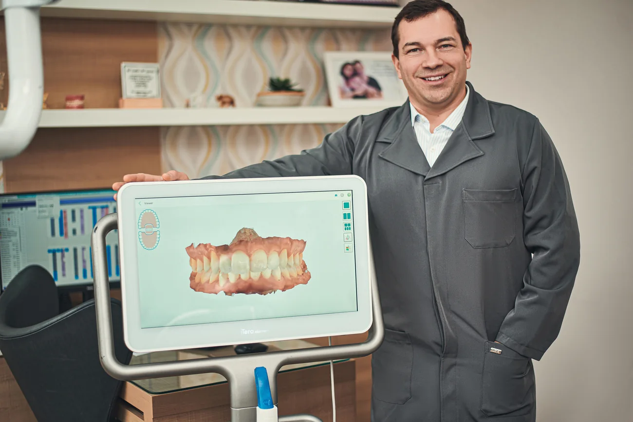 Charles junto ao scanner intraoral e ao planejamento digital.
