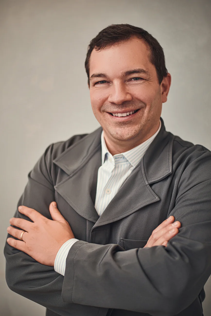 Retrato de Charles Cavalheiro, de jaleco cinza.